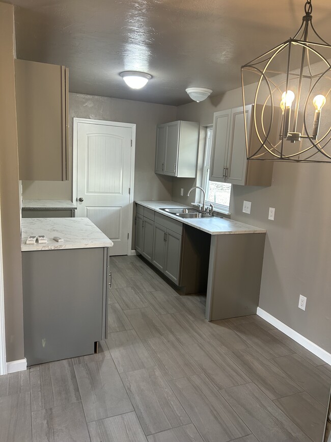 Building Photo - 1201 N Draper Ave