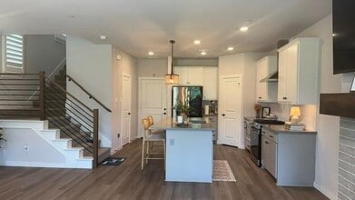 Building Photo - 800 Bandera Ct