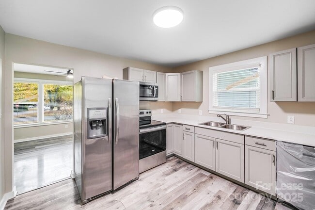 Foto del edificio - 2301 Shamrock Dr