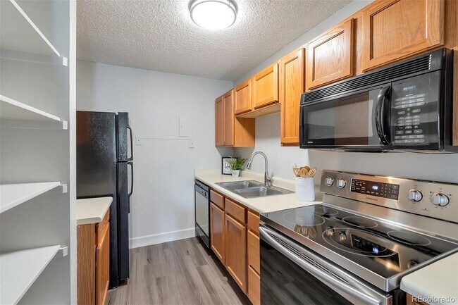 Kitchen - 857 S Van Gordon Ct