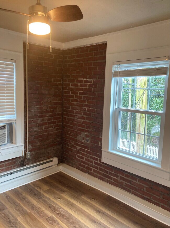 Comedor - 100 E Fearing St