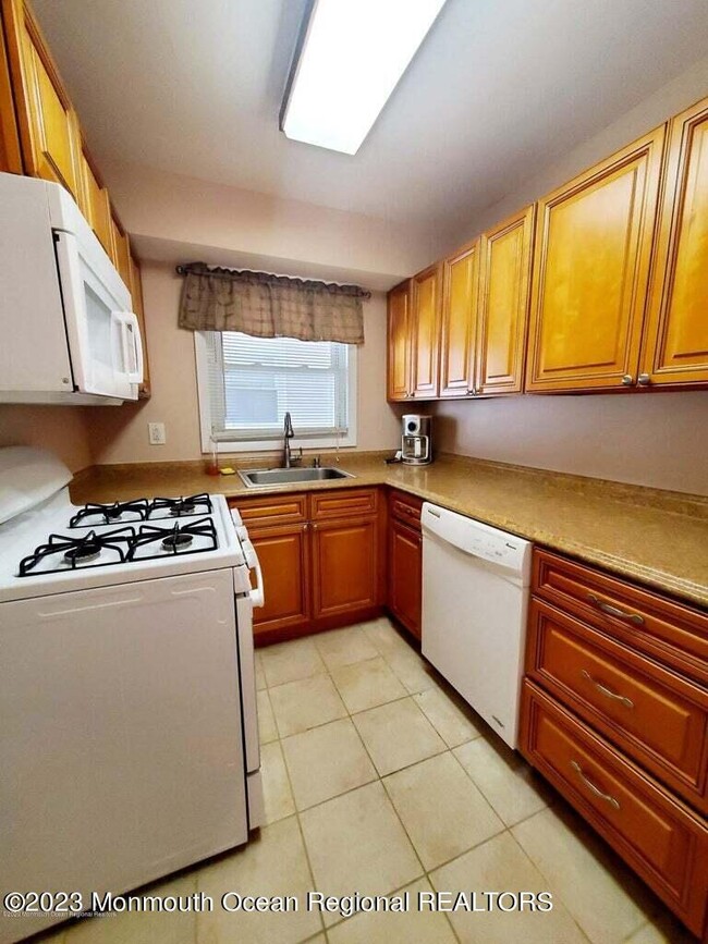 Building Photo - 601 Mistletoe Ave