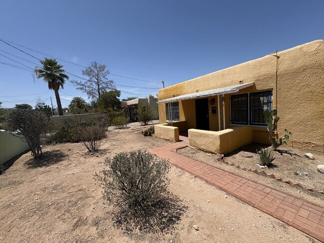 Building Photo - Central Tucson charming historic adobe home