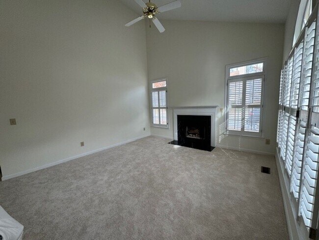 Building Photo - 3 bedroom 2.5 bath house for rent!