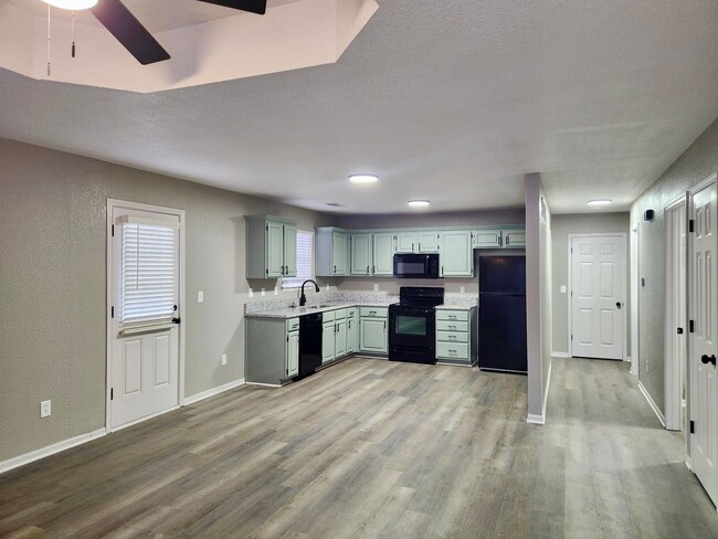 Building Photo - Completely Renovated 2 Bedroom 1 1/2 Bath 1 Car Garage Duplex