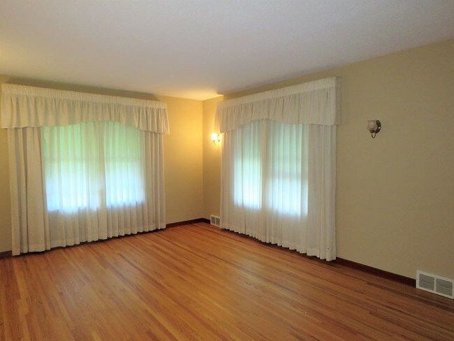 Building Photo - Large 4 bedroom 2 bath Shakopee home