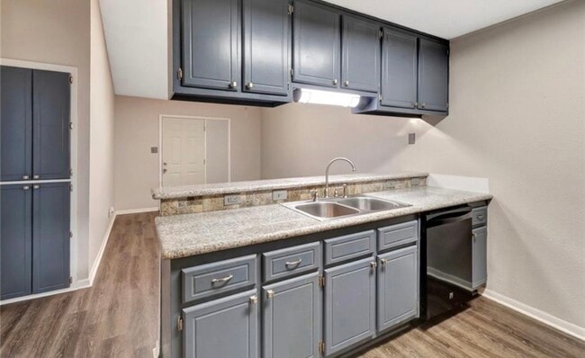 Building Photo - 215 Chantilly St