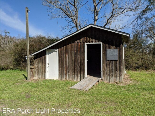 Building Photo - 2 br, 1 bath House - 833 E. COX ST