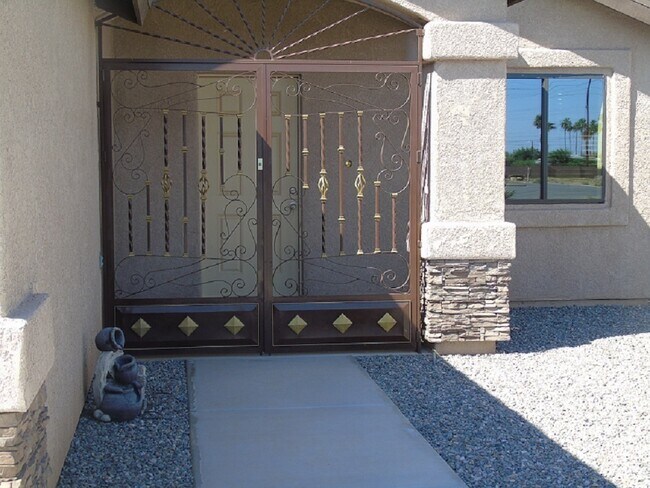 Building Photo - Newer 3 bedroom 2 bath home is West Yuma