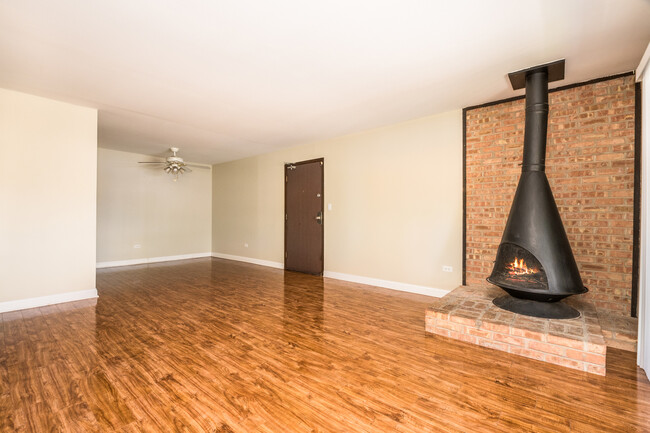 Foto del edificio - 6156 Knoll Way Dr