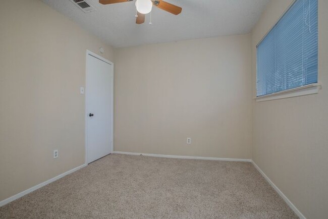 Foto del edificio - 4 Bedroom South Austin Home For Rent