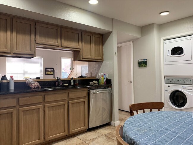 Photo - 716 W Mulberry St Apartment