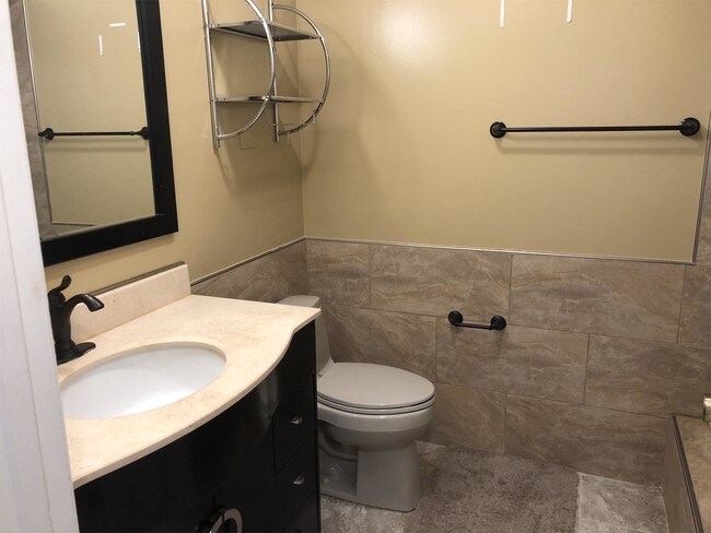 Building Photo - 605 Hidden Village Dr