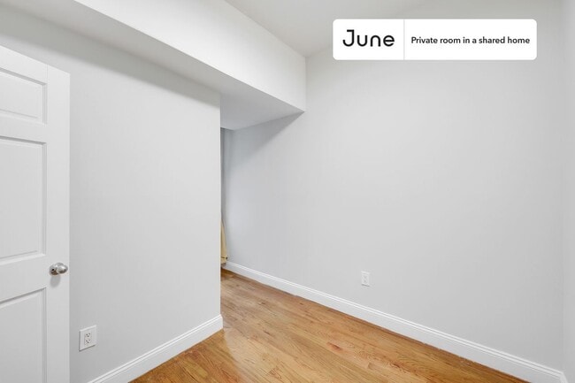 Building Photo - Private bedroom in 4 bed/1 bath Home