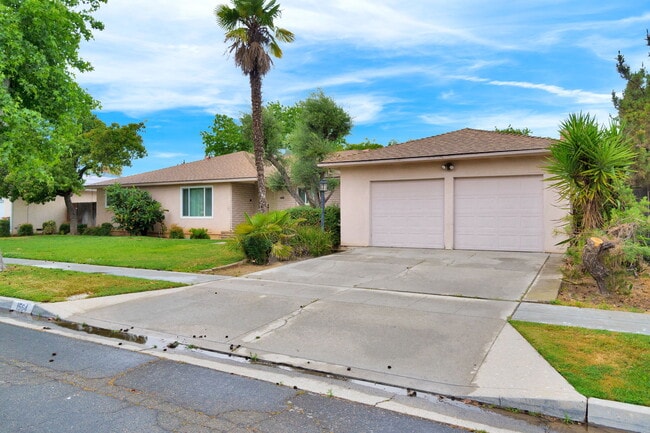 Foto del edificio - 1564 E Escalon Ave