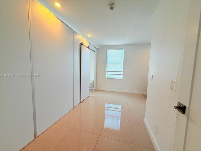 Building Photo - 924 Marseille Dr
