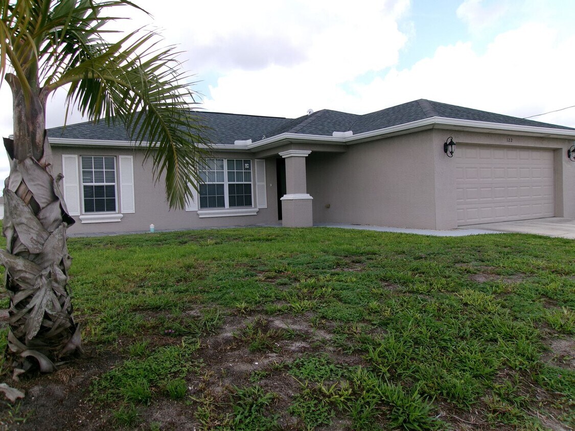 Foto principal - $1600 for a 3/2/2 all tile home in Cape Co...