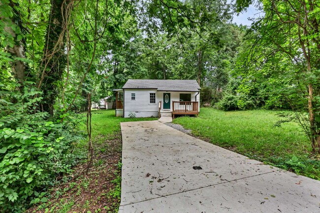 Foto del edificio - Charming 2-bed 1-bath home minutes from shopping, APSU, and dining.