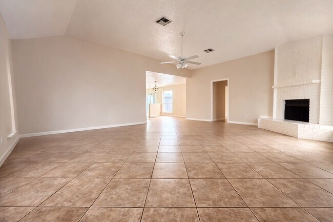 Building Photo - 2210 Sunset Trail