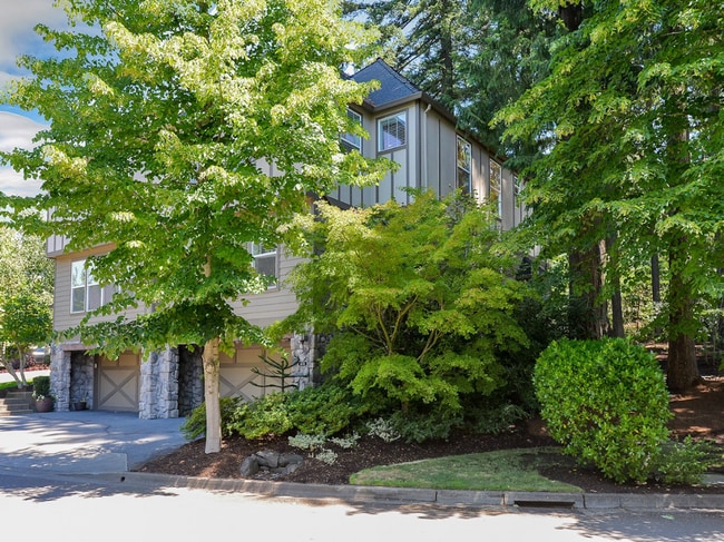 Building Photo - Pristine Spacious 3 Bedroom Lake Oswego Townhome | Skylights, High Ceilings, and Mt. Park Trails ...