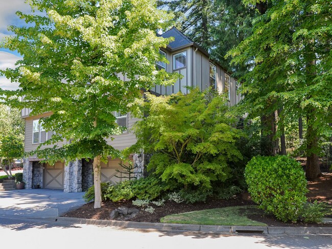 Foto del edificio - Pristine Spacious 3 Bedroom Lake Oswego Townhome | Skylights, High Ceilings, and Mt. Park Trails ...