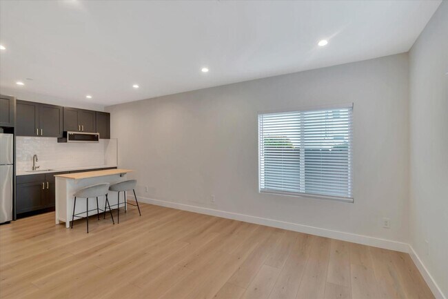 Foto del edificio - 734 Commercial Ave