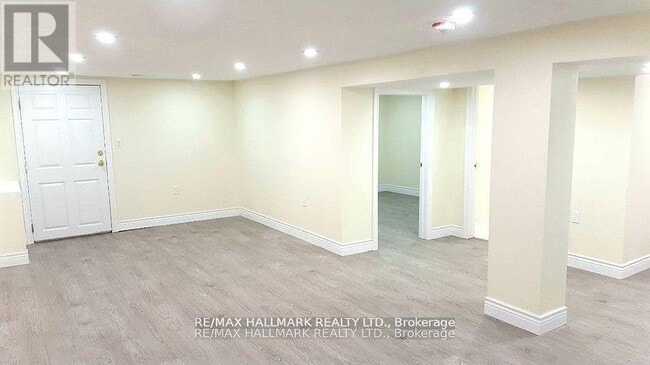 Building Photo - 9884 Bayview Ave