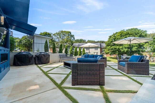 Building Photo - Updated Studio with Stainless Appliances & Flexible Lease Terms