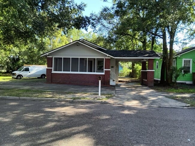 Completely renovated 4/2 Single Family home ! Available now! - Completely renovated 4/2 Single Family home ! Available now!