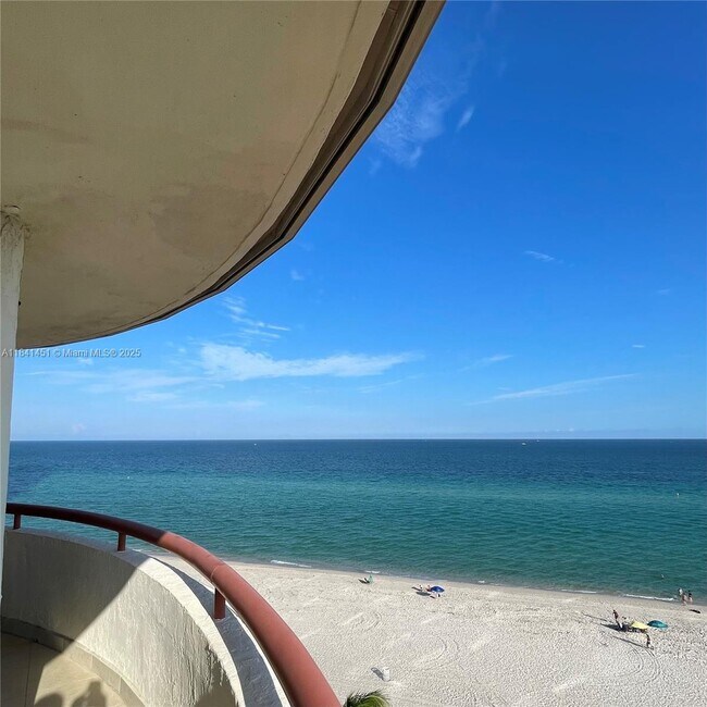Foto del edificio - 15645 Collins Ave