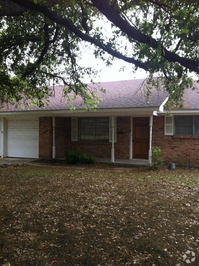 Building Photo - 1819 Gravley Dr