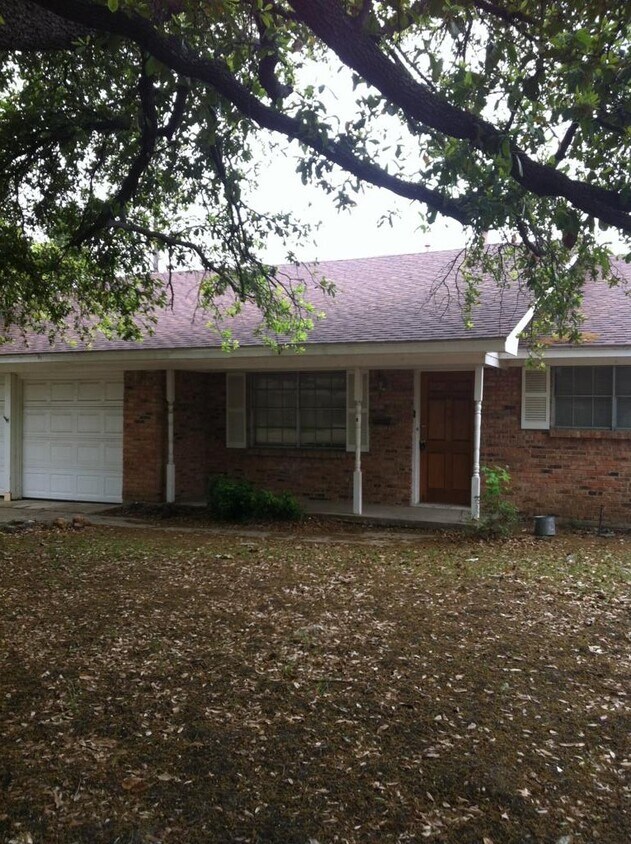 Foto principal - 3 Bedroom House in Carrollton, TX