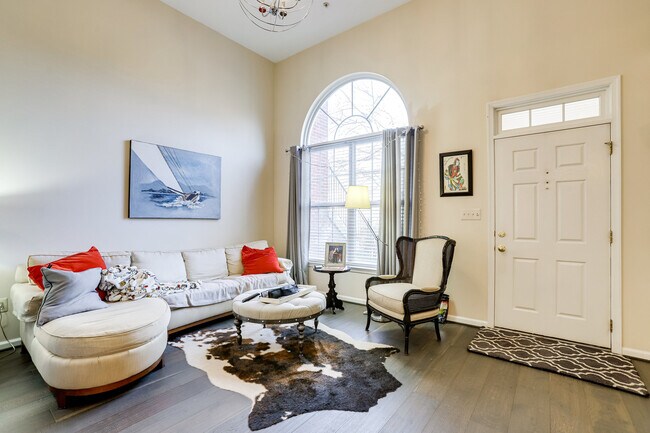 Living room with vaulted ceilings - 1910 Crescent Park Dr