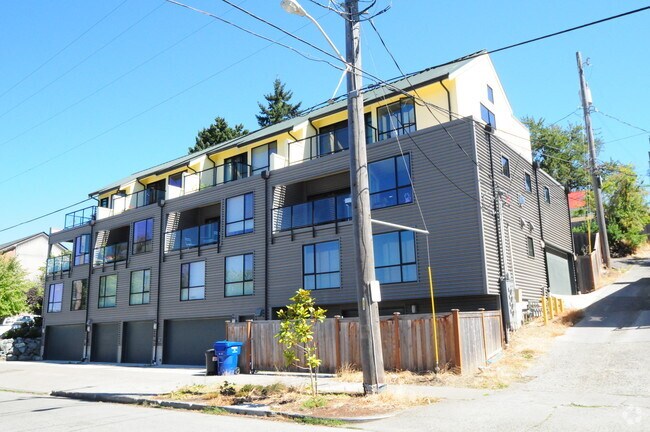 Building Photo - Chris Apartments
