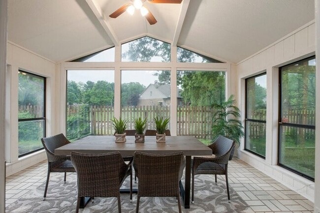 Building Photo - Paradise Awaits! Southern Hills/ORU/River ...