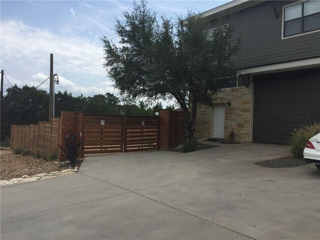 Building Photo - 2105 Pyramid Dr