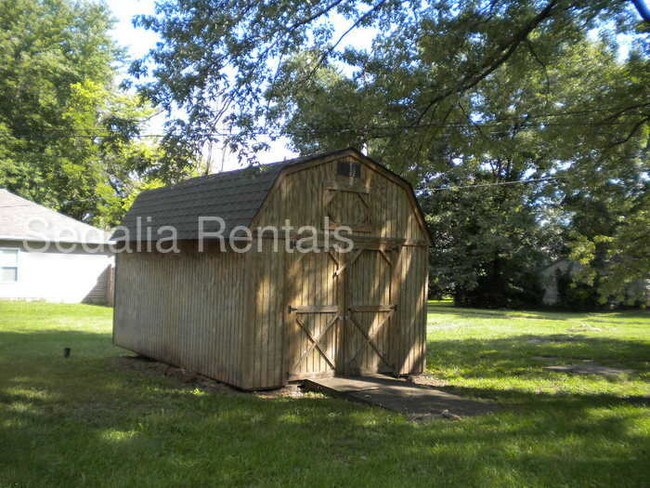 Foto del edificio - Big yard with shed and all appliances