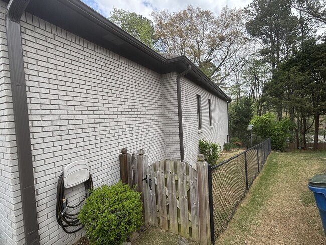Foto del edificio - Spacious 3 Bed 2 Bath Home In Homewood With Large Basement