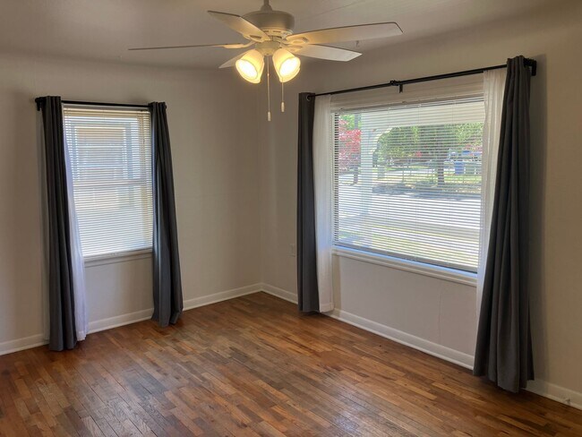 Building Photo - Cozy Two Bedroom Home in West Salem