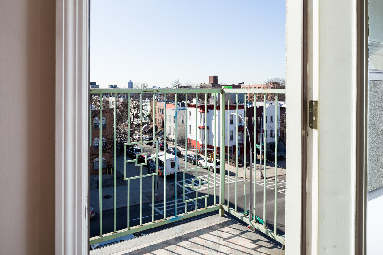 Primary Photo - 1465 Bushwick Ave