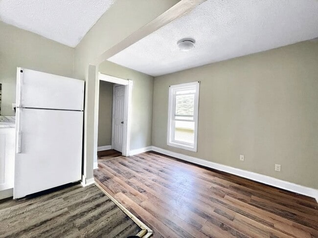 Building Photo - Newly Renovated 2 Bedroom Unit