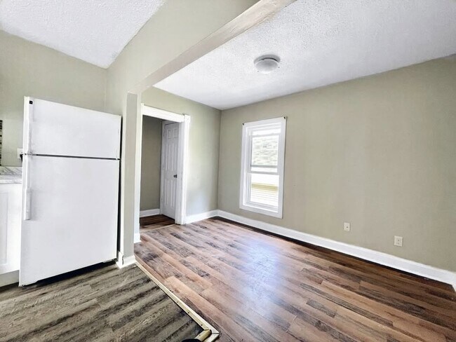 Photo du bâtiment - Newly Renovated 2 Bedroom Unit