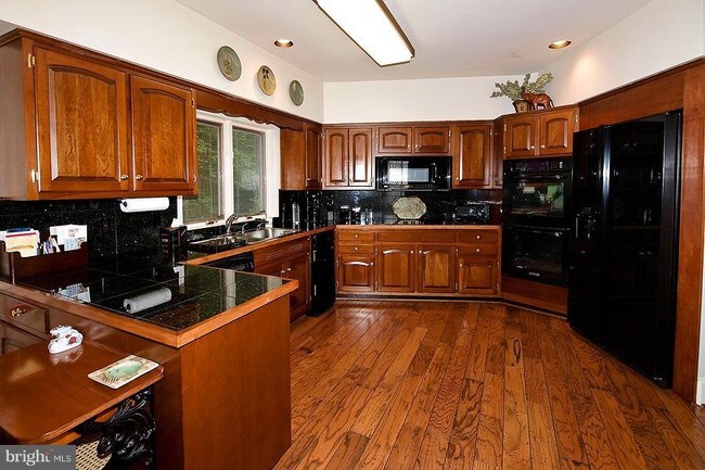 Building Photo - 4515 Foxhall Cres NW
