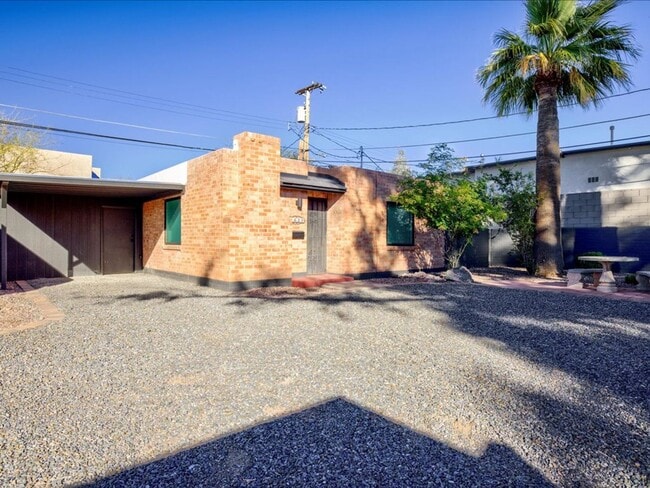 Foto del edificio - Charming 2-Bedroom, 1-Bath Home with Community pool and on site laundry facility!
