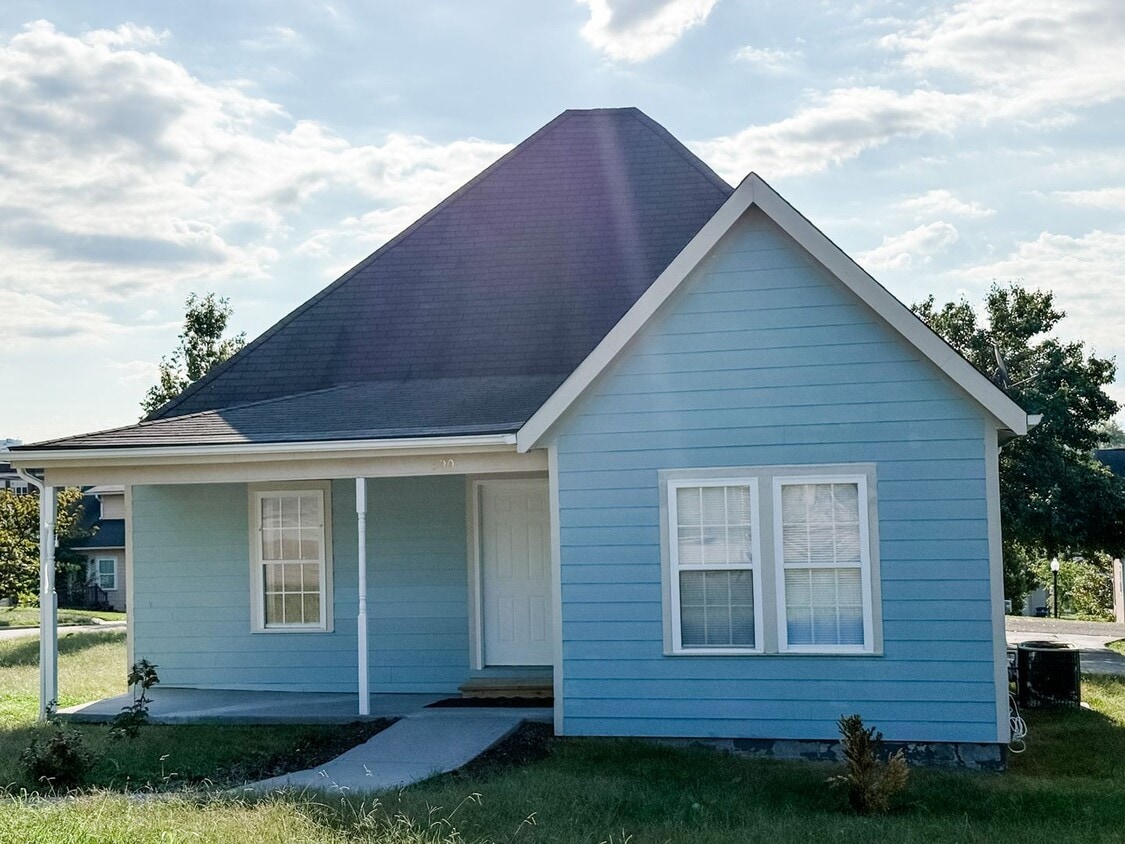 Primary Photo - Charming 3 bedroom, 2 bath Home in North Knoxville!