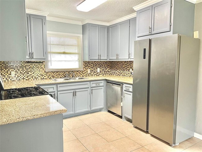 Building Photo - 2435 Roy Cir
