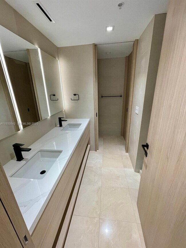 Foto del edificio - 251 Crandon Blvd