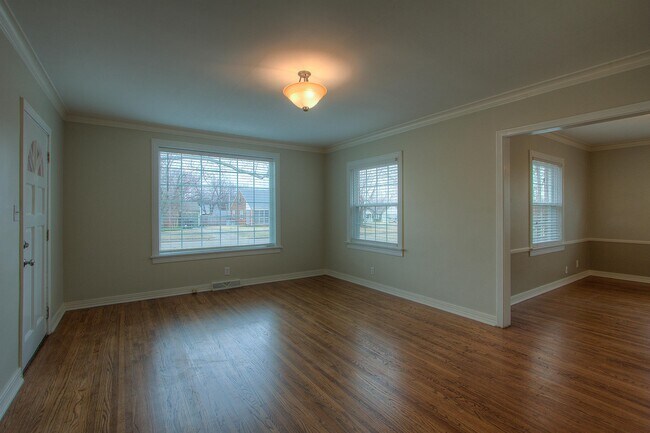 Building Photo - 1133 S Oswego Ave