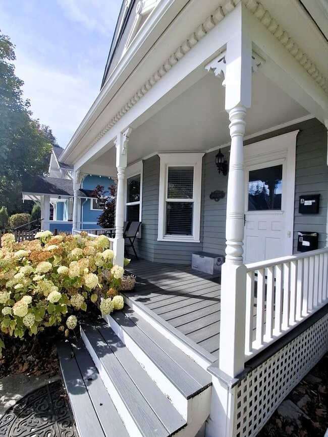 Building Photo - 2321 Elm St