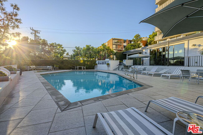 Foto del edificio - 8787 Shoreham Dr